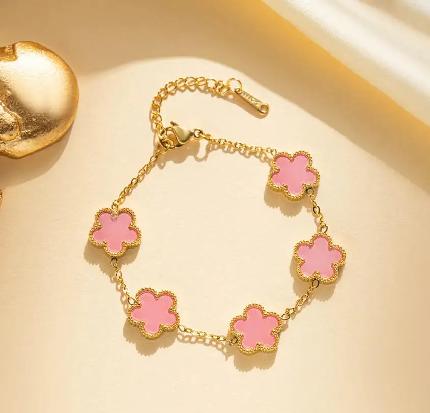 The stainless steel double-sided bracelet with five-leaf petals and gold-plated clovers is the best family gift for mothers, lad