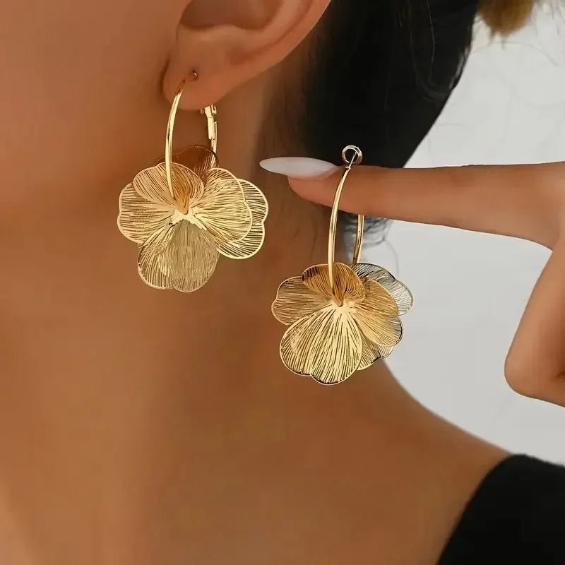 Floréa Hollow Flower Hoop Earrings for Daily Wear .