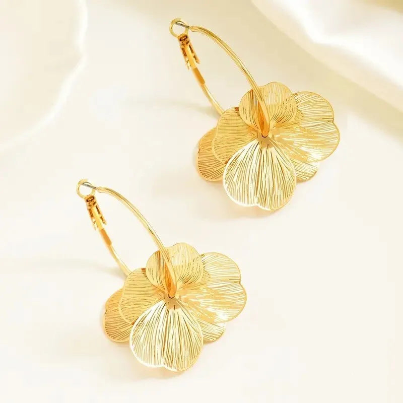 Floréa Hollow Flower Hoop Earrings for Daily Wear .