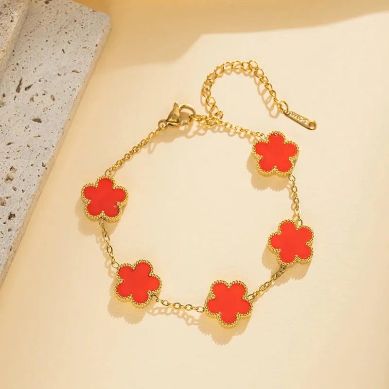 The stainless steel double-sided bracelet with five-leaf petals and gold-plated clovers is the best family gift for mothers, lad
