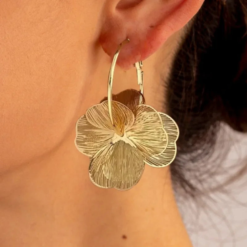 Floréa Hollow Flower Hoop Earrings for Daily Wear .