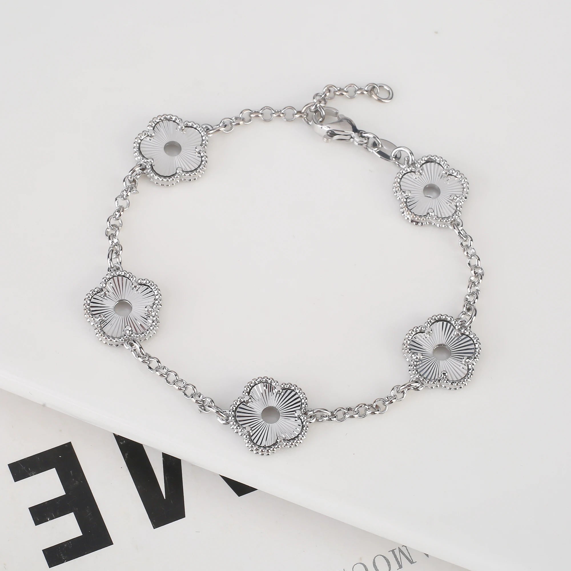 Hollow Metal Double sided Hollow Jewelry Set Sparkling Hot Selling Plum Blossom Jewelry Set Creative New Design For Women Clover
