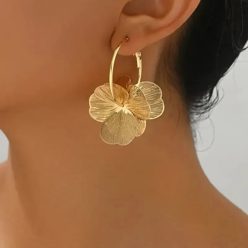 Floréa Hollow Flower Hoop Earrings for Daily Wear .