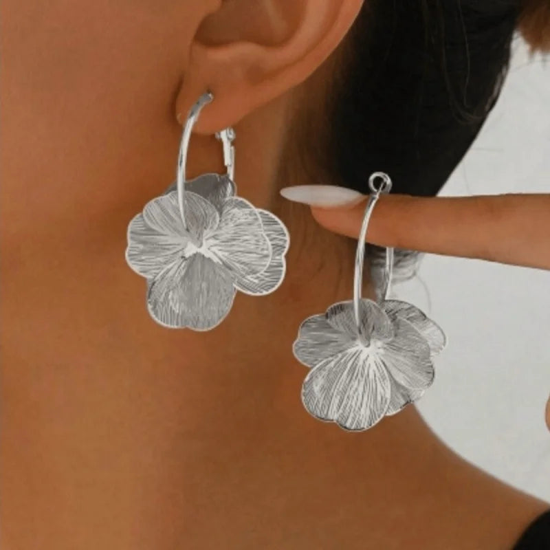 Floréa Hollow Flower Hoop Earrings for Daily Wear .